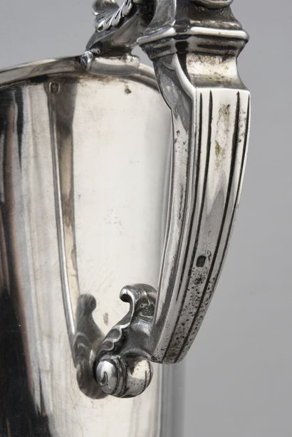 null Silver ewer 1st title, called "ewer helmet", resting on a foot godronné surmounted...