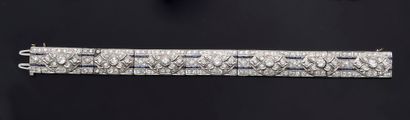 null Bracelet ruban en platine 850, composé de trois lignes de diamants de taille...