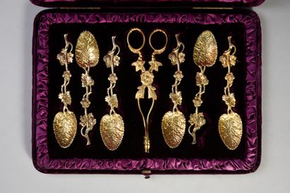 null Gilt-edged set containing six teaspoons and a pair of sugar scissors with finely...