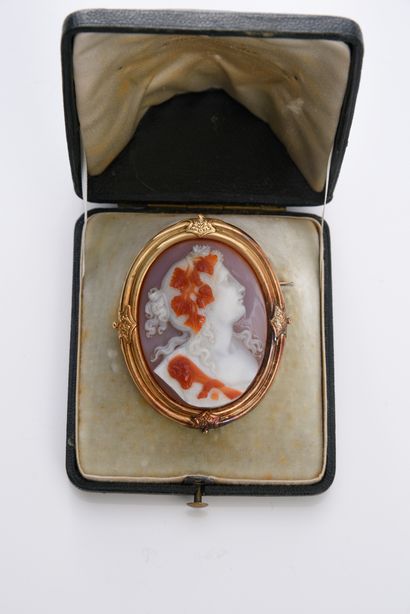 null Beautiful cameo in agate with three layers showing a bacchante in profile, topped...