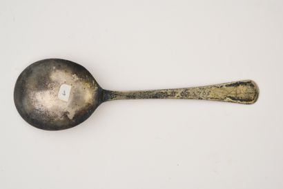 null Spoon in silver and silver gilt, the flat handle engraved with flowers and scrolls....