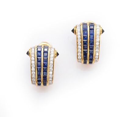 null Pair of ear clips in 18k gold with a scroll motif adorned with two lines of...