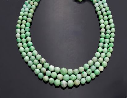 null Necklace composed of 3 rows of jade beads in fall of 5.2 to 10.5 mm, embellished...