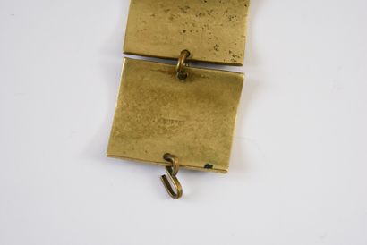 null Bracelet en bronze doré patiné, composé de 4 plaques décorées de motifs entrecroisés,...
