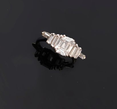 Bague en or gris 750e (18k) sertie d'un diamant...