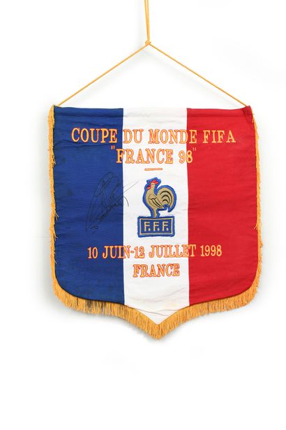 null Fanion officiel de l'Équipe de France pour la Coupe du Monde, du 10 juin au...