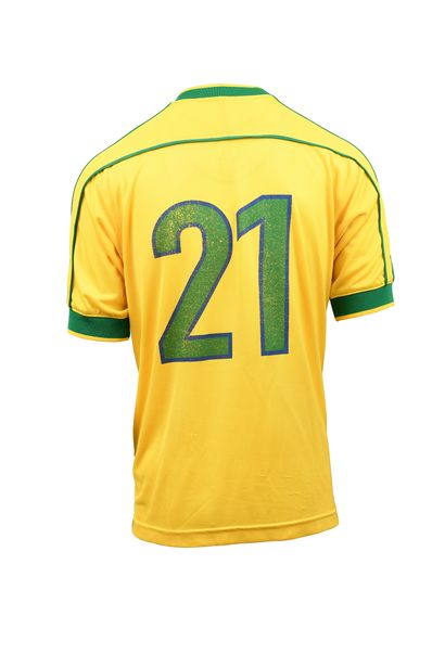 null Ronaldinho. Attaquant. Maillot N°21 de l'Équipe Nationale du Brésil porté lors...