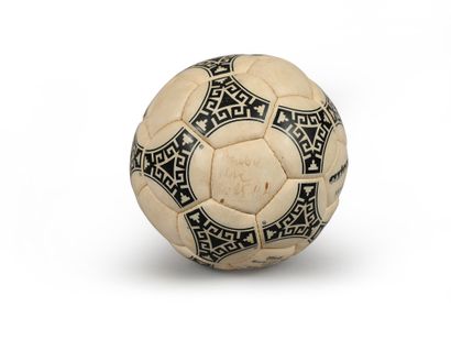 null Ballon Adidas Azteca Mexico (officiel pour la Coupe du Monde 1986) utilisé lors...