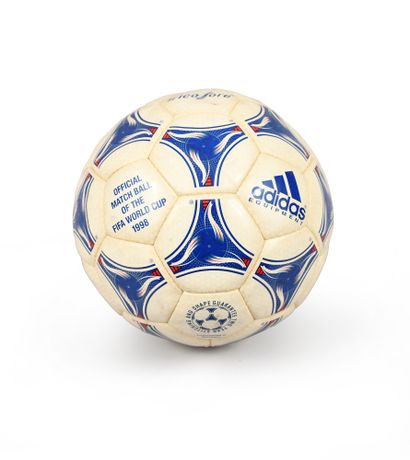 null Ballon officiel Adidas «Tricolore» pour la Coupe du Monde 1998 en France utilisé...
