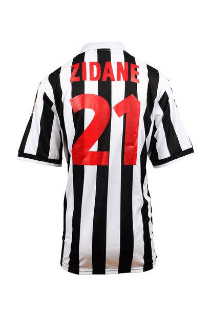 null Zinédine Zidane. Milieu de terrain. Maillot N°21 de la Juventus Turin porté...