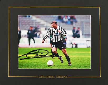 null Zinédine Zidane. Autographe authentique du joueur sous le maillot de la Juventus...