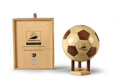 null Ballon commémorant la XVIème Coupe du Monde de football en 1998. En bois, série...