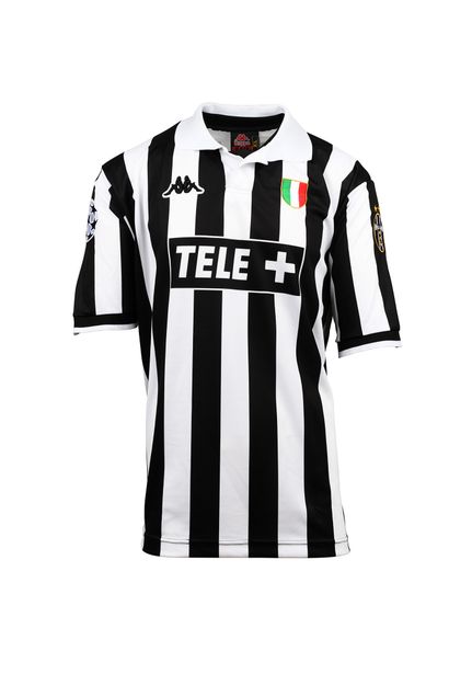 null Zinédine Zidane. Milieu de terrain. Maillot N°21 de la Juventus Turin porté...