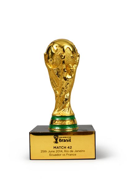 null Mini trophée de la Coupe du Monde 2014 au Brésil pour le match 42 entre l'Équateur...
