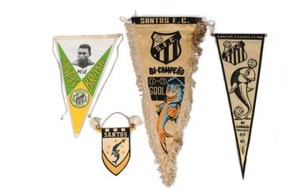 null Ensemble de 4 fanions commémoratifs du Santos. Club mythique de Pelé où il jouera...