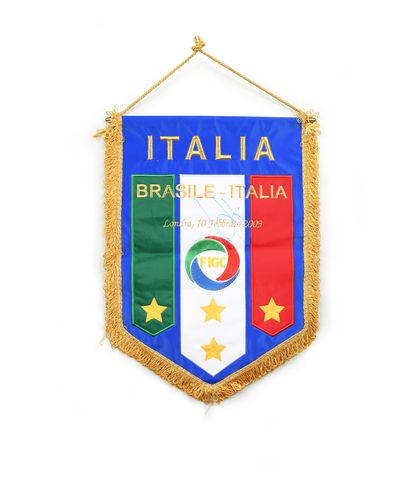 null Fanion officiel de l'équipe d'Italie pour le match amical face au Brésil le...