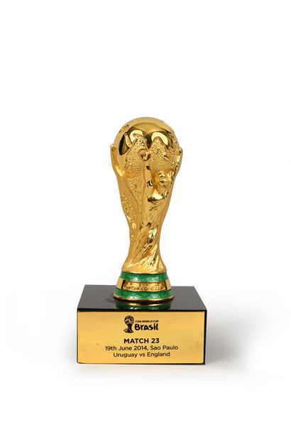 null Mini trophée de la Coupe du Monde 2014 au Brésil pour le match 23 entre l'Uruguay...