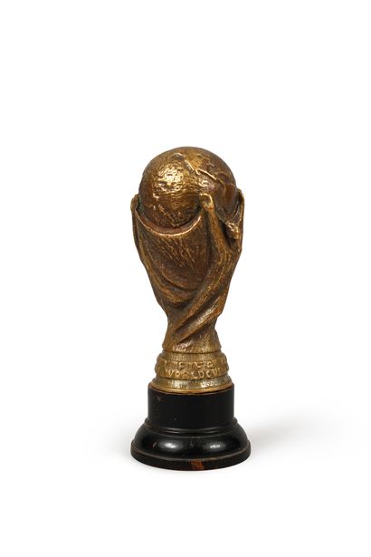 null Mini trophée souvenir de la Coupe du Monde 1978 en Argentine En bronze sur socle...