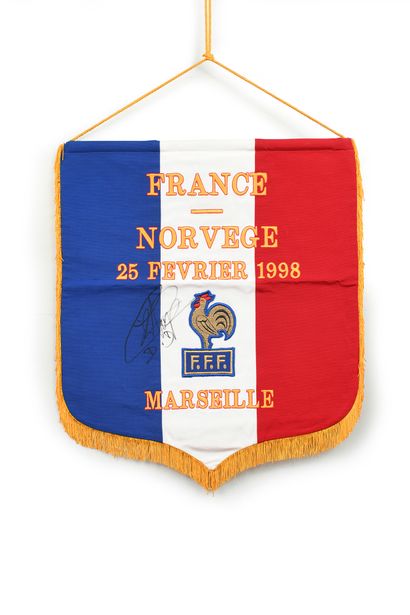 null Fanion officiel de l'Équipe de France pour le match amical face à la Norvège...