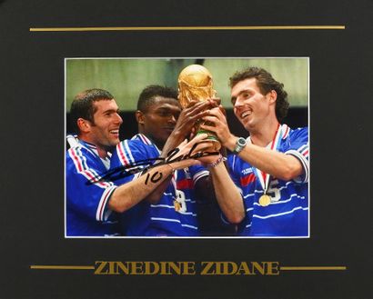 null Zinédine Zidane. Autographe authentique du joueur lors de la victoire de l'équipe...