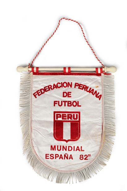 null Fanion officiel de l'équipe du Pérou pour le Mondial 1982 en Espagne. Dimension...