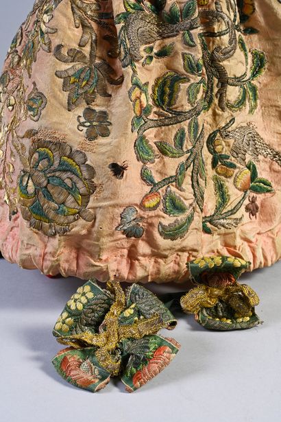 null Rare sac brodé, premier tiers du XVIIIe siècle, sac en gros de Tours rose à...