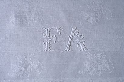 null Important table service in linen damask, tablecloth and twenty-four napkins,...