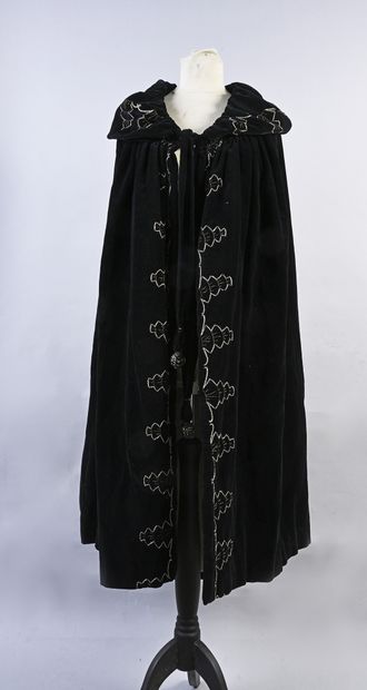null Evening cape, circa 1925, black cotton velvet cape with large collar, embroidered...