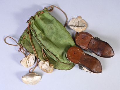 null Rares paires de souliers miniatures, premiers tiers du XVIIIe siècle, mules...