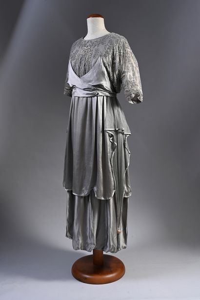 null Robe du soir, vers 1910, robe à effet de corsage blousant à manches courtes...