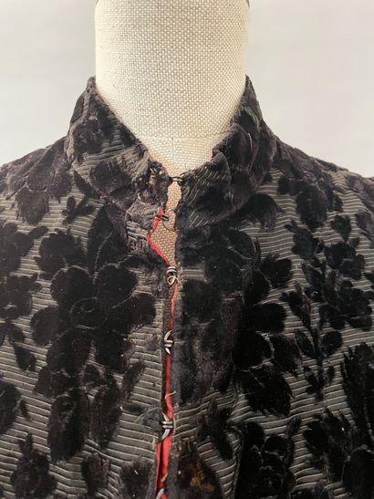 null Elégant manteau, vers 1880, manteau à basques agrafé sur le haut en velours...