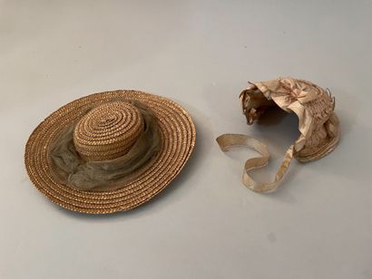 null Deux chapeaux de poupée, XIXe et début du XXe siècle, principalement une capote...