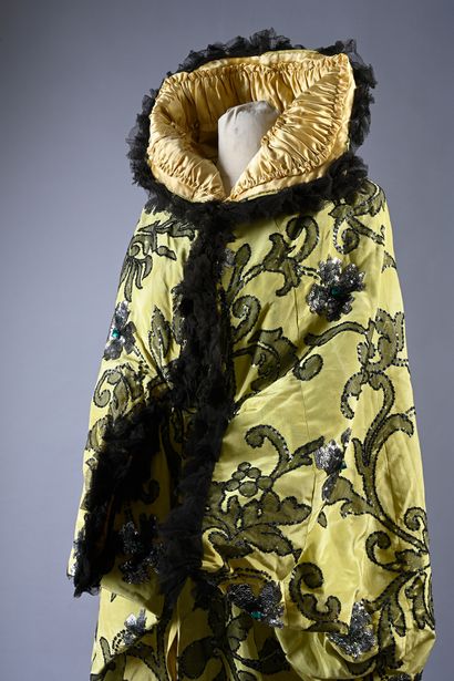 null Evening coat, Haute Couture, circa 1910-1913, ball coat with small bat sleeves...