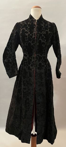 null Elegant coat, circa 1880, coat with basques stapled on the top in cut velvet...