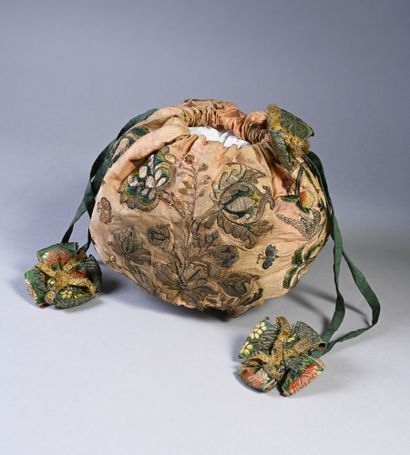 null Rare sac brodé, premier tiers du XVIIIe siècle, sac en gros de Tours rose à...