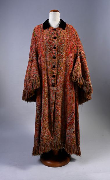 null Elegant visit in a cashmere shawl, circa 1870, shawl woven to the lance cut...