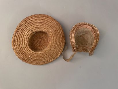 null Deux chapeaux de poupée, XIXe et début du XXe siècle, principalement une capote...