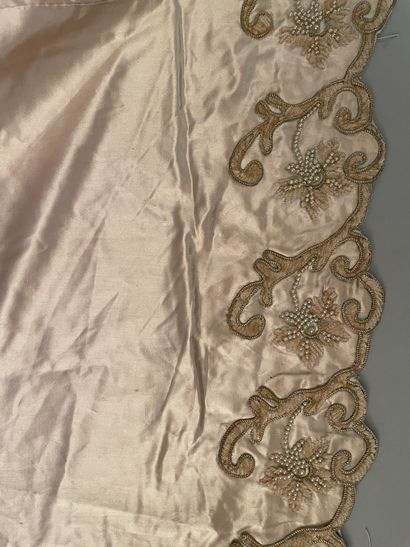 null Parties d'une robe de bal brodée, vers 1900, volant et paire de quilles en satin...
