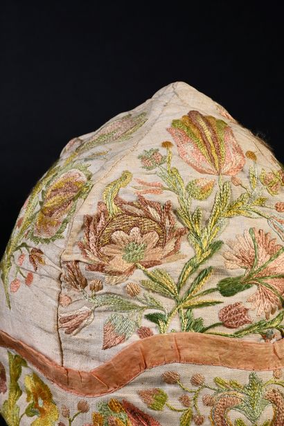 null Embroidered men's bonnet, first half of the 18th century, with four pointed...