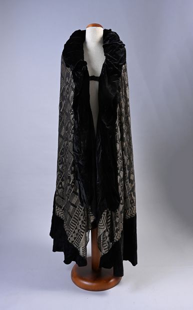 null Evening cape, haute couture, circa 1925, cape with bubble neck in black velvet...