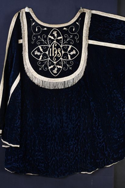 null Chape brodée, vers 1920-1930, velours de coton moiré bleu nuit, chaperon à décor...