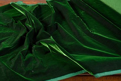 null Métrage de velours de soie, coloris vert jaspé, 14 x 0,70 m.