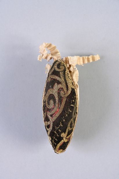 null Small perfume purse or pin case, early 19th century, ovoid purse covered with...