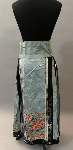 null Jupe de femme brodée, Chine, fin du XIXe siècle, damas ramagé bleu ciel orné...