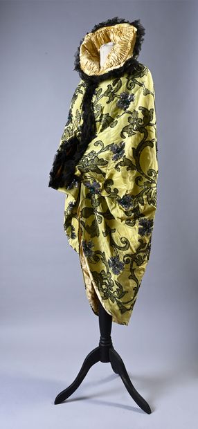 null Manteau du soir, Haute couture, vers 1910-1913, manteau boule à petites manches...