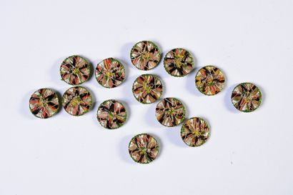 null Parure de boutons, d'habit, fin du XVIIIe siècle, 13 boutons d'une vive polychromie...