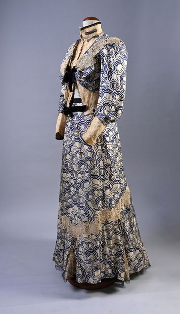 null Afternoon dress signed Huc & Bourdoncle, Toulouse, circa 1905, cream damask...