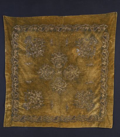 null Dessus de coussin brodé, Turquie, seconde moitié du XIXe siècle, velours de...