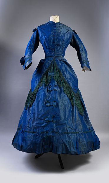 null Robe d'après-midi, vers 1860, taffetas de soie changeant bleu ; corsage agrafé...