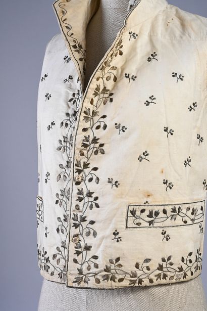 null Embroidered vest, Empire period, square vest with straight collar in cream cotton...